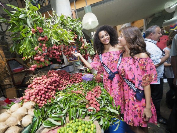 Les candidates au titre de Miss France 2019 ont fait une promenade sur un marché avant de passer le test de culture générale. Le 24 novembre 2018 à l'île Maurice.
