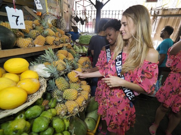 Les candidates au titre de Miss France 2019 ont fait une promenade sur un marché avant de passer le test de culture générale. Le 24 novembre 2018 à l'île Maurice.