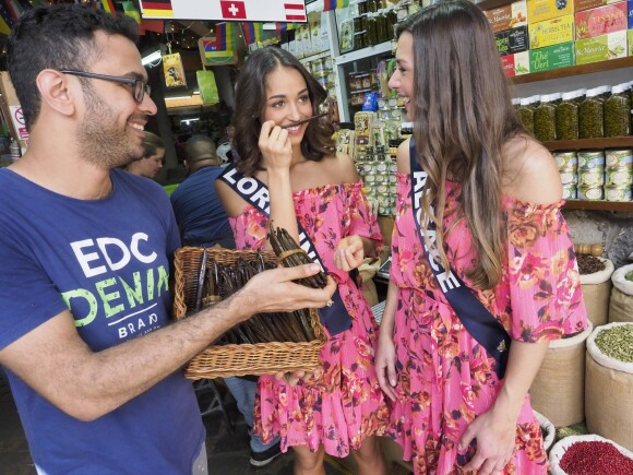 Les candidates au titre de Miss France 2019 ont fait une promenade sur un marché avant de passer le test de culture générale. Le 24 novembre 2018 à l'île Maurice.