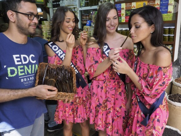 Les candidates au titre de Miss France 2019 ont fait une promenade sur un marché avant de passer le test de culture générale. Le 24 novembre 2018 à l'île Maurice.