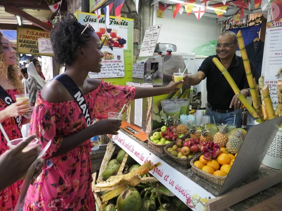 Les candidates au titre de Miss France 2019 ont fait une promenade sur un marché avant de passer le test de culture générale. Le 24 novembre 2018 à l'île Maurice.