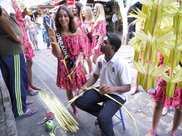 Les candidates au titre de Miss France 2019 ont fait une promenade sur un marché avant de passer le test de culture générale. Le 24 novembre 2018 à l'île Maurice.