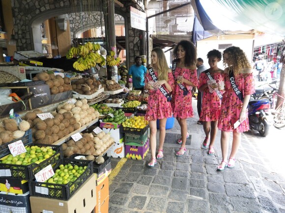 Les candidates au titre de Miss France 2019 ont fait une promenade sur un marché avant de passer le test de culture générale. Le 24 novembre 2018 à l'île Maurice.