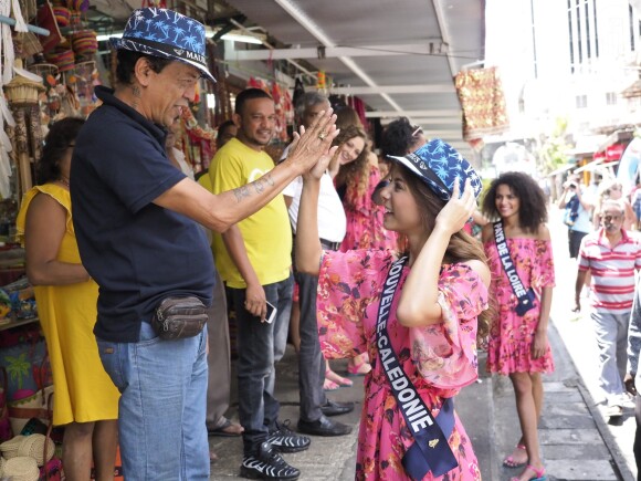 Les candidates au titre de Miss France 2019 ont fait une promenade sur un marché avant de passer le test de culture générale. Le 24 novembre 2018 à l'île Maurice.