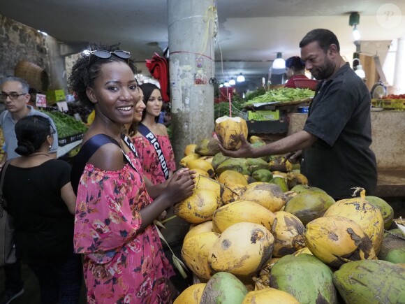Les candidates au titre de Miss France 2019 ont fait une promenade sur un marché avant de passer le test de culture générale. Le 24 novembre 2018 à l'île Maurice.