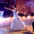 Iris Mittenaere et Clément Rémiens dansent en couple pour la finale de "Danse avec les stars 9" sur TF1, le 1er décembre 2018.