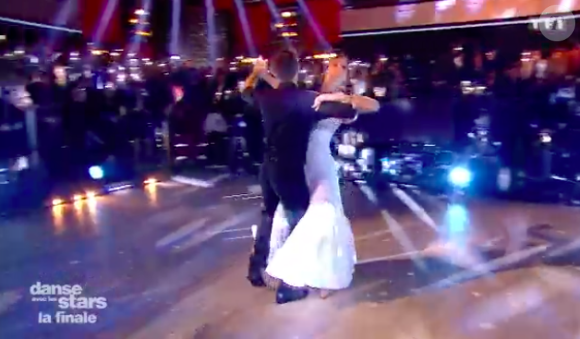 Iris Mittenaere et Clément Rémiens dansent en couple pour la finale de "Danse avec les stars 9" sur TF1, le 1er décembre 2018.