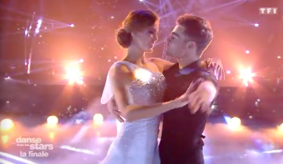 Iris Mittenaere et Clément Rémiens dansent en couple pour la finale de "Danse avec les stars 9" sur TF1, le 1er décembre 2018.