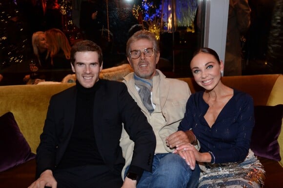 Dominique Desseigne (président du groupe Barrière) entre son fils Alexandre Desseigne Barrière et sa compagne Alexandra Cardinale lors de l'inauguration du chalet éphémère "Les Neiges Courchevel" sur la terrasse de l'Hôtel Barrière Le Fouquet's à Paris, France, le 26 novembre 2018. © Rachid Bellak/Bestimage