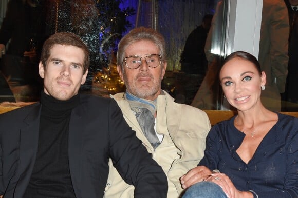 Dominique Desseigne (président du groupe Barrière) entre son fils Alexandre Desseigne Barrière et sa compagne Alexandra Cardinale lors de l'inauguration du chalet éphémère "Les Neiges Courchevel" sur la terrasse de l'hôtel Barrière Le Fouquet's à Paris, France, le 26 novembre 2018. © Coadic Guirec/Bestimage