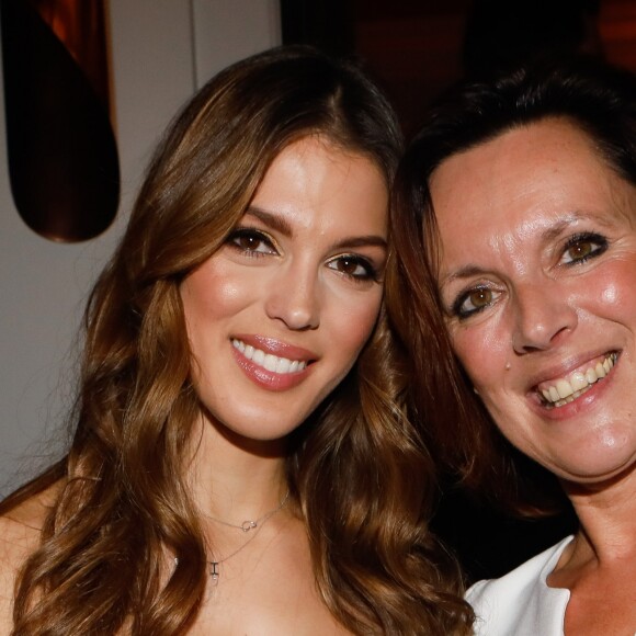 Iris Mittenaere (Miss France, Miss Univers 2016 et Danse avec les Stars 2018) et sa mère Laurence Druart - Soirée de lancement du livre "Toujours y croire" de Miss France et Miss Univers 2016 I.Mittenaere à l'hôtel Vernet à Paris, France, le 6 novembre 2018. © CVS/Bestimage