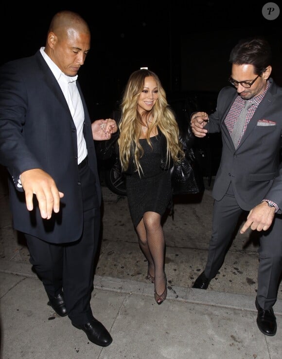 Mariah Carey, escortée de ses deux gardes du corps, à son arrivée au restaurant Craig à West Hollywood. Le 26 septembre 2018.
