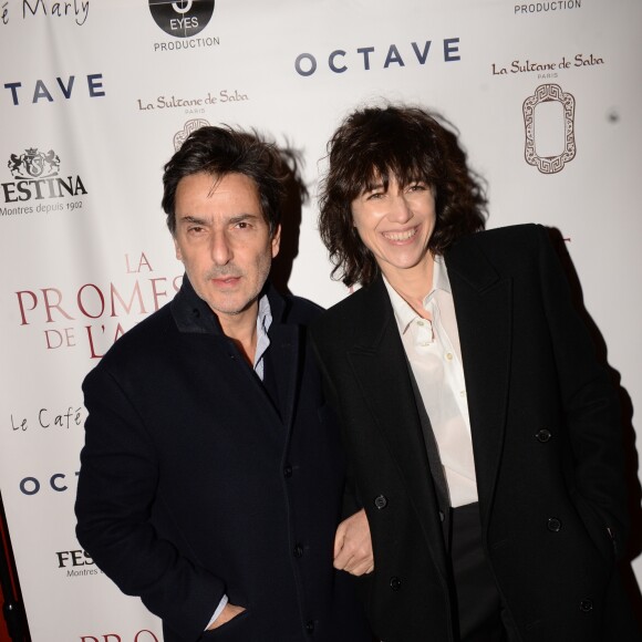 Exclusif - Yvan Attal et sa compagne Charlotte Gainsbourg - After-party du film "La Promesse de l'Aube" d'Eric Barbier" au restaurant Le Café Marly à Paris, le 12 décembre 2017. Evènement organisé par Five Eyes Production. © Rachid Bellak/Bestimage