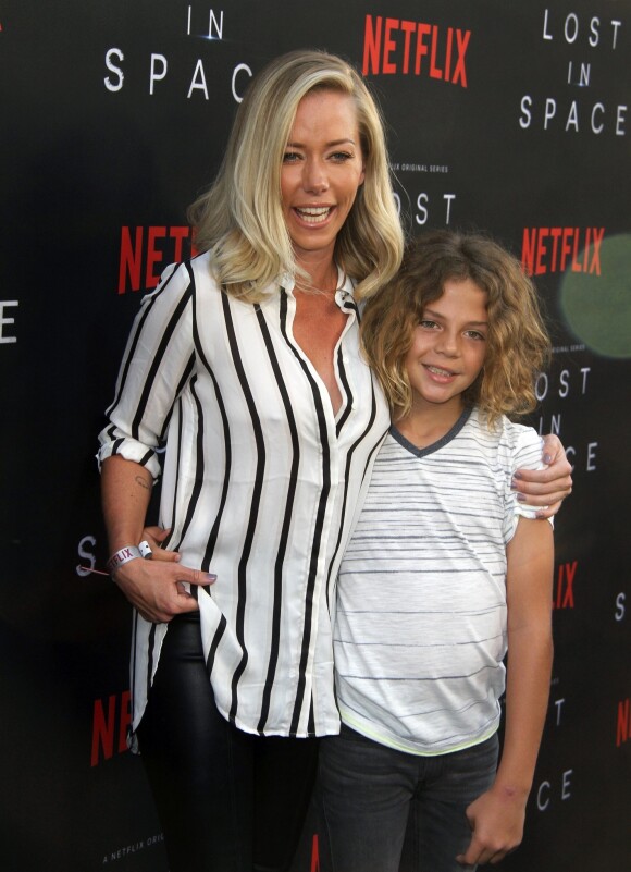 Kendra Wilkinson et son fils Hank Baskett IV à la première de 'Lost in Space' à Hollywood, le 9 avril 2018