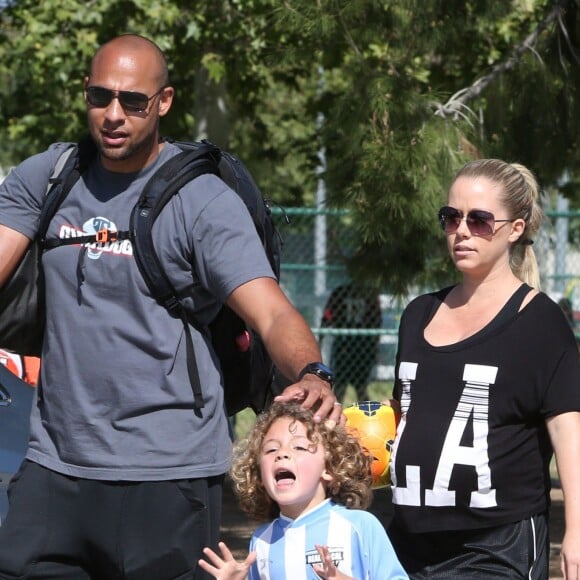 Kendra Wilkinson et son mari Hank Baskett avec leur fils Hank lors de son match de football à Woodland Hills, le 30 mars 2014.