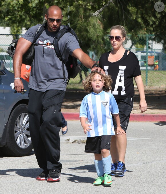 Kendra Wilkinson et son mari Hank Baskett avec leur fils Hank lors de son match de football à Woodland Hills, le 30 mars 2014.