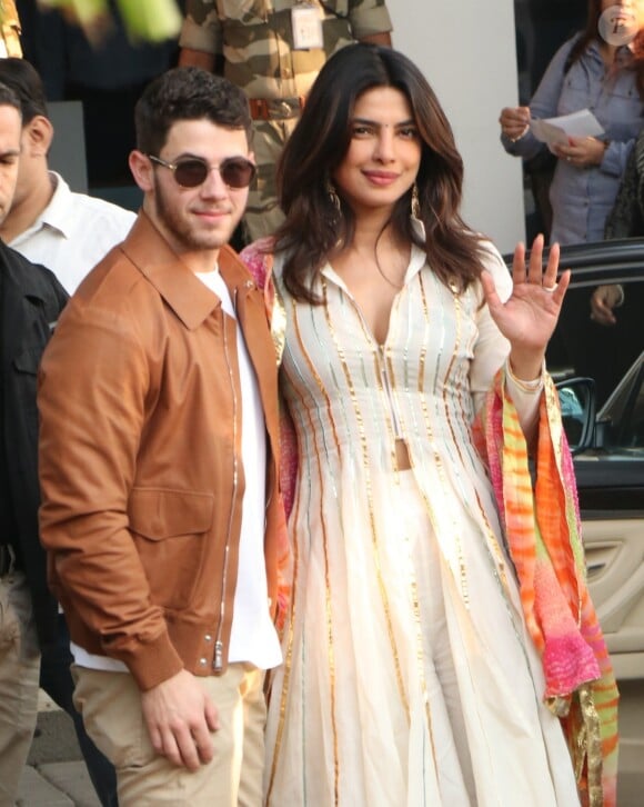 Priyanka Chopra et Nick Jonas prennent un vol à Bombay pour rejoindre leur lieu de mariage à Jodhpur, le Umaid Bhawan Palace le 29 novembre 2018