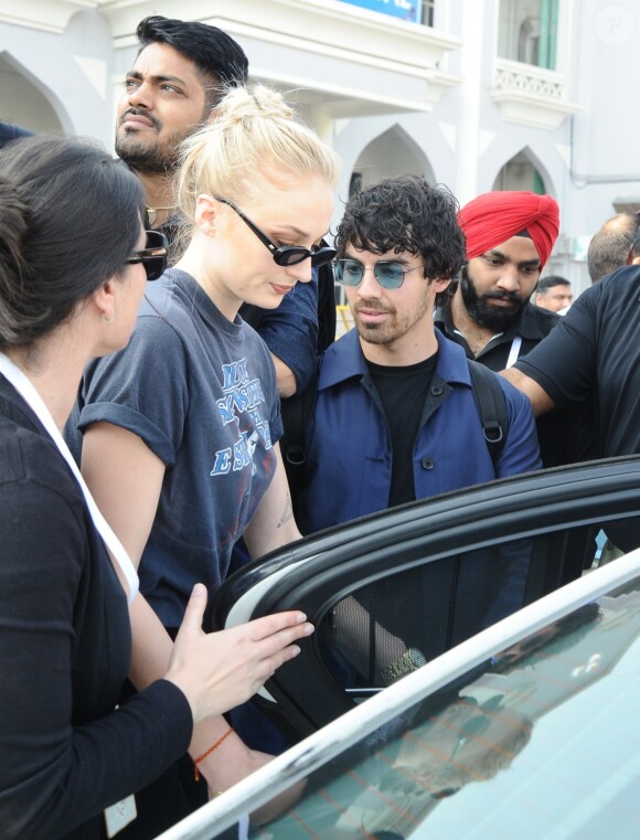 Nick Jonas et sa fiancé Priyanka Chopra, accompagnés par son frère Joe Jonas et sa fiancé Sophie Turner arrivent à l'aéroport de Jodhpur en Inde, le 28 novembre 2018.