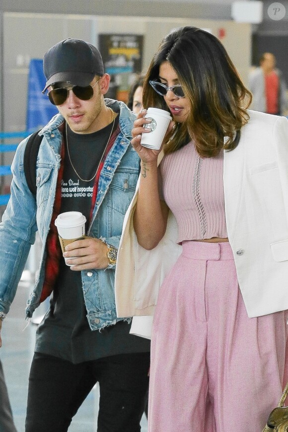 Priyanka Chopra et Nick Jonas, qui seraient en couple arrivent à l'aéroport JFK de New York le 8 juin 2018.