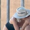 Exclusif - Les jeunes mariés Malin Akerman et Jack Donnelly profitent d'une belle journée ensoleillée avec leurs amis sur la plage de Tulum au Mexique. Le couple s'amuse, s'embrasse et boit du champagne ! Le 3 décembre 2018