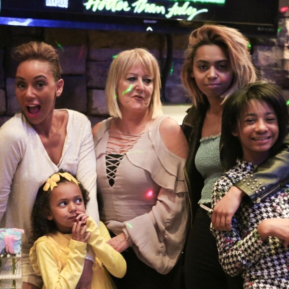 Exclusif - Mel B en famille pour fêter l'anniversaire d’une de ses filles au restaurant Hatsatoun à Los Angeles, le 4 avril 2018