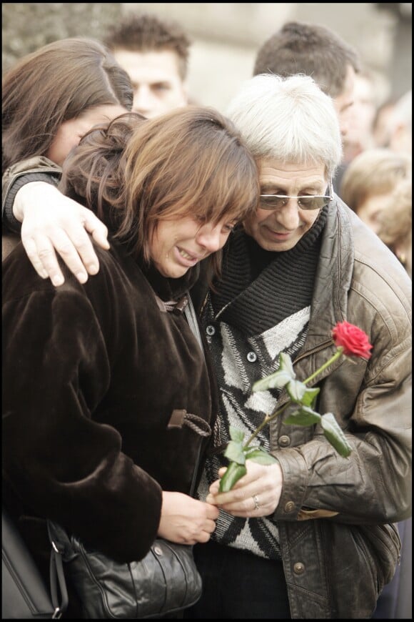 Michèle Bernier aux funérailles de son père, le professeur Choron. Cimetière Montparnasse. Le 14 janvier 2005.