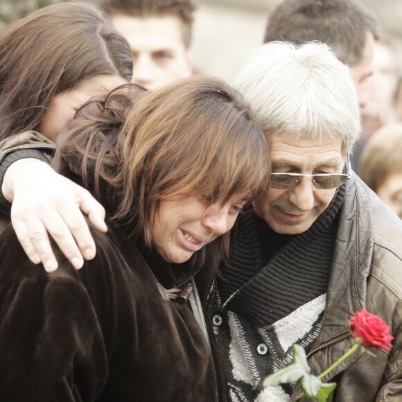Michèle Bernier aux funérailles de son père, le professeur Choron. Cimetière Montparnasse. Le 14 janvier 2005.