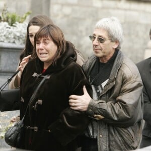 Michèle Bernier aux funérailles de son père, le professeur Choron. Cimetière Montparnasse. Le 14 janvier 2005.