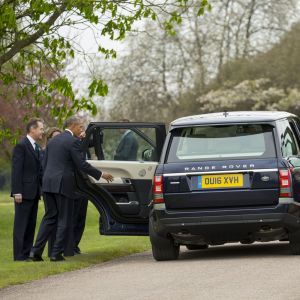 La reine Elisabeth II et le prince Philip vont accueillir à leur arrivée le président américain Barack Obama et sa femme Michelle à leur descente d'hélicoptère au palais de Windsor, le 22 avril 2016.