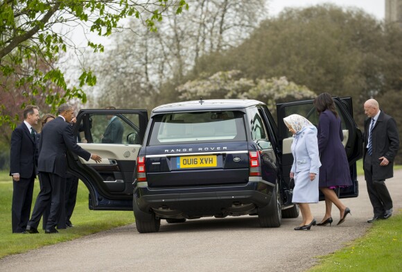 La reine Elisabeth II et le prince Philip vont accueillir à leur arrivée le président américain Barack Obama et sa femme Michelle à leur descente d'hélicoptère au palais de Windsor, le 22 avril 2016.