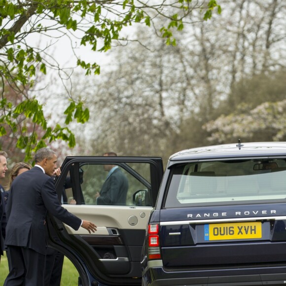 La reine Elisabeth II et le prince Philip vont accueillir à leur arrivée le président américain Barack Obama et sa femme Michelle à leur descente d'hélicoptère au palais de Windsor, le 22 avril 2016.