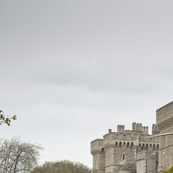 La reine Elisabeth II d'Angleterre et le prince Philip, duc d'Edimbourg vont accueillir à leur arrivée le président américain Barack Obama et sa femme la première dame Michelle à leur descente d'hélicoptère au palais de Windsor, le 22 avril 2016. Pour l'occasion, le couple royal anglais est allé chercher en voiture le président américain et sa femme.