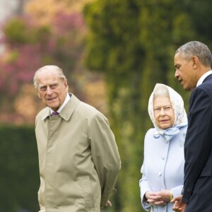 La reine Elisabeth II d'Angleterre et le prince Philip, duc d'Edimbourg vont accueillir à leur arrivée le président américain Barack Obama et sa femme la première dame Michelle à leur descente d'hélicoptère au palais de Windsor, le 22 avril 2016. Pour l'occasion, le couple royal anglais est allé chercher en voiture le président américain et sa femme. Le prince Philip a pris le volant.