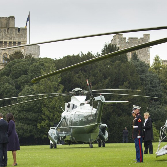 La reine Elisabeth II d'Angleterre et le prince Philip, duc d'Edimbourg vont accueillir à leur arrivée le président américain Barack Obama et sa femme la première dame Michelle à leur descente d'hélicoptère au palais de Windsor, le 22 avril 2016. Pour l'occasion, le couple royal anglais est allé chercher en voiture le président américain et sa femme. Le prince Philip a pris le volant.