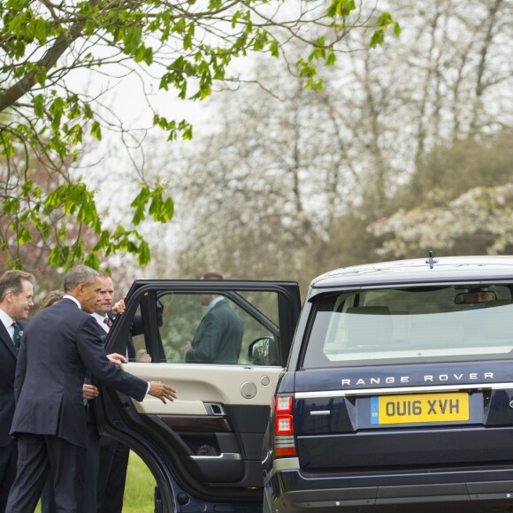 La reine Elisabeth II d'Angleterre et le prince Philip, duc d'Edimbourg vont accueillir à leur arrivée le président américain Barack Obama et sa femme la première dame Michelle à leur descente d'hélicoptère au palais de Windsor, le 22 avril 2016.