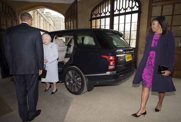 La reine Elisabeth II d'Angleterre et le prince Philip, duc d'Edimbourg sont allés chercher en voiture à leur arrivée le président américain Barack Obama et sa femme la première dame Michelle Obama pour les conduire au palais de Windsor, le 22 avril 2016 avant de déjeuner ensemble.