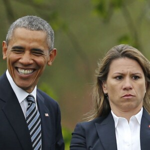La reine Elisabeth II d'Angleterre et le prince Philip, duc d'Edimbourg vont accueillir à leur arrivée le président américain Barack Obama et sa femme la première dame Michelle à leur descente d'hélicoptère au palais de Windsor, le 22 avril 2016. Pour l'occasion, le couple royal anglais est allé chercher en voiture le président américain et sa femme.