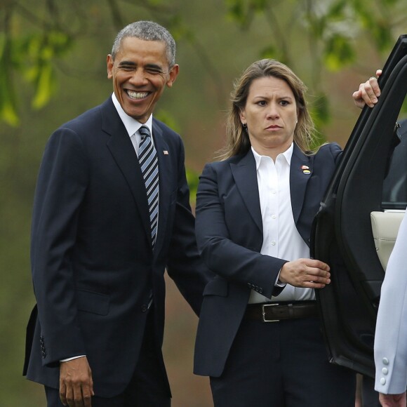 La reine Elisabeth II d'Angleterre et le prince Philip, duc d'Edimbourg vont accueillir à leur arrivée le président américain Barack Obama et sa femme la première dame Michelle à leur descente d'hélicoptère au palais de Windsor, le 22 avril 2016. Pour l'occasion, le couple royal anglais est allé chercher en voiture le président américain et sa femme.