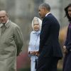 La reine Elisabeth II d'Angleterre et le prince Philip, duc d'Edimbourg vont accueillir à leur arrivée le président américain Barack Obama et sa femme la première dame Michelle à leur descente d'hélicoptère au palais de Windsor, le 22 avril 2016. Pour l'occasion, le couple royal anglais est allé chercher en voiture le président américain et sa femme.
