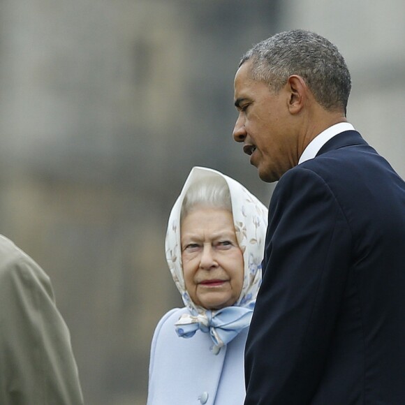 La reine Elisabeth II d'Angleterre et le prince Philip, duc d'Edimbourg vont accueillir à leur arrivée le président américain Barack Obama et sa femme la première dame Michelle à leur descente d'hélicoptère au palais de Windsor, le 22 avril 2016. Pour l'occasion, le couple royal anglais est allé chercher en voiture le président américain et sa femme.