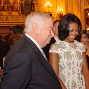 L'ambassadeur des Etats-Unis, la Premiere Dame Michelle Obama et la reine Elisabeth II d'Angleterre à Buckingham Palace avant les JO de Londres le 27 juilllet 2012.