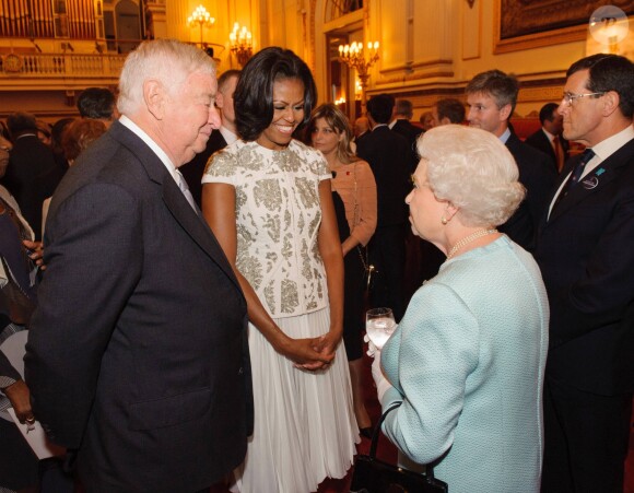 L'ambassadeur des Etats-Unis, la Premiere Dame Michelle Obama et la reine Elisabeth II d'Angleterre à Buckingham Palace avant les JO de Londres le 27 juilllet 2012.