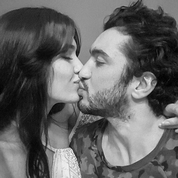 Barbara Mermoz partage un baiser avec Maxime Mermoz à l'occasion de la Saint-Valentin le 14 février 2018.
