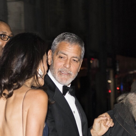 Amal Clooney et George Clooney à la sortie du dîner United Nations Correspondence Association au Cipriani à New York, le 5 décembre 2018.