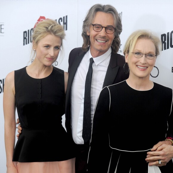 Rick Springfield entre Meryl Streep et sa fille Mamie Gummer lors de l'avant-première du film "Ricki and The Flash" à New York, le 3 août 2015.