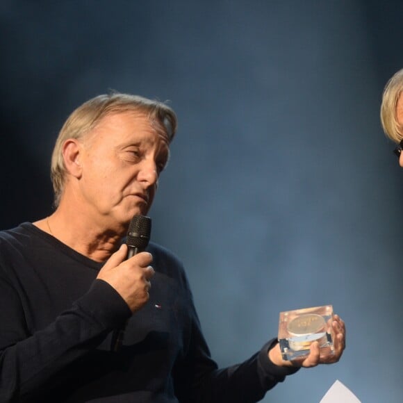 David Séchan remet le Prix Spécial de la Sacem à son frère le chanteur Renaud - Grand Prix Sacem 2018 à la salle Pleyel à Paris, le 10 décembre 2018. © Veeren/Bestimage