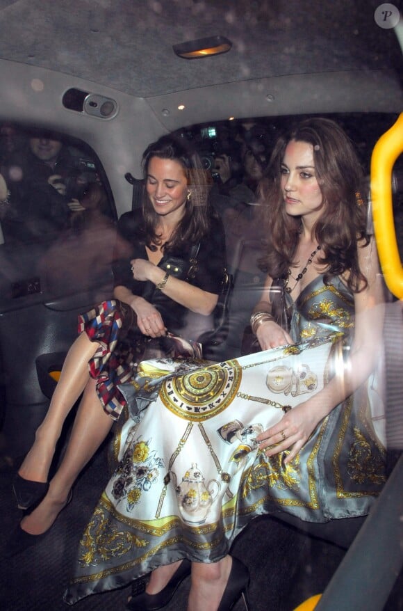 Kate Middleton et sa soeur Pippa en soirée à Londres en janvier 2007.