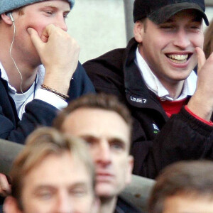 Le prince Harry, son frère William et sa petite-amie Kate Middleton en février 2007 à un match de rugby.