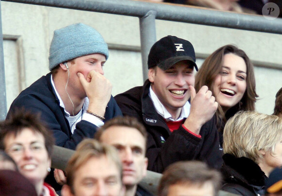 Le prince Harry, son frère William et sa petite-amie Kate Middleton en février 2007 à un match de rugby.
