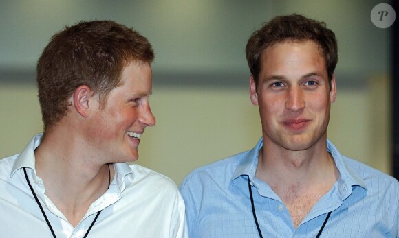 Le prince William et son frère Harry lors de leur visite du stade de Wembley, à Londres, avant le Concert for Diana, le 30 juin 2007.